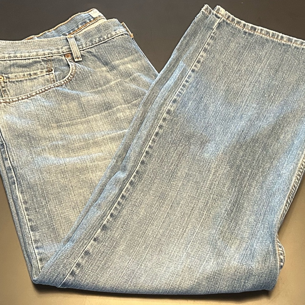 Preowned Levi’s Men’s 569 Loose Fit 42x32 Light Blue Denim Jean